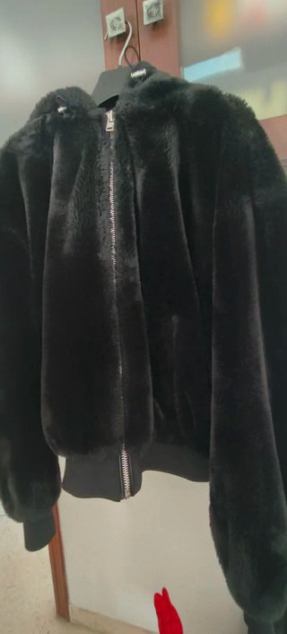 Chaquetón de pelo negro