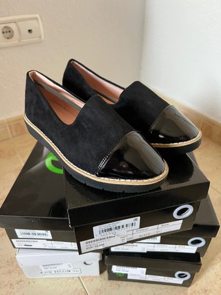 Zapatos Negros con Punta de Charol