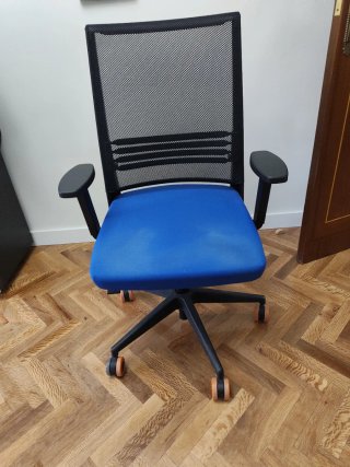 Silla de oficina azul y negra