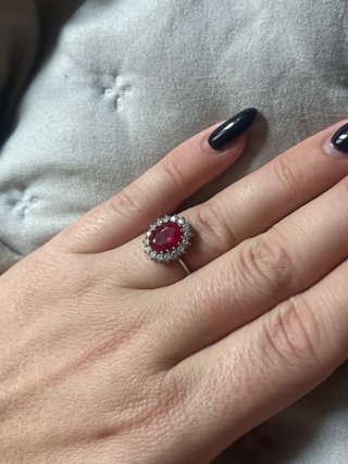 Anillo con piedra roja y brillantes