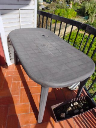 OFERTA-Mesa y 3 sillas oscuras exterior de plastic