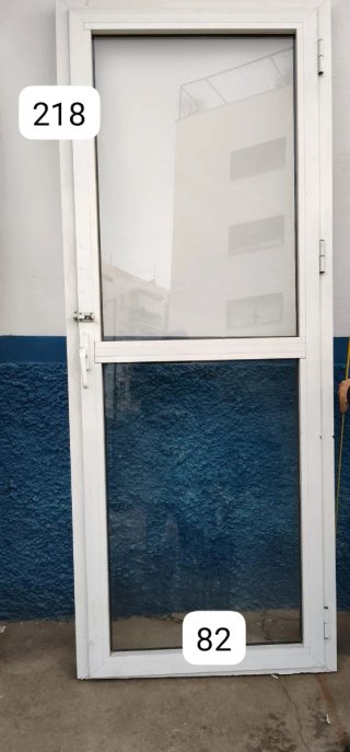 Puerta de Aluminio Blanca con Cristal