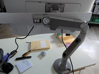 Brazo ajustable HumanScale para pantalla / monitor