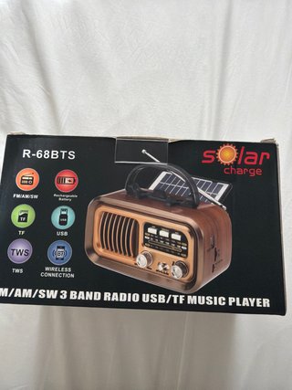 Radio R-68BTS con Carga Solar