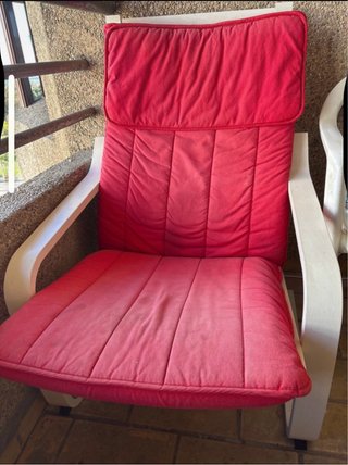 Sillón con estructura blanca y cojín rojo