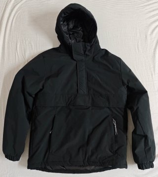 Chaqueta anorak negra con capucha