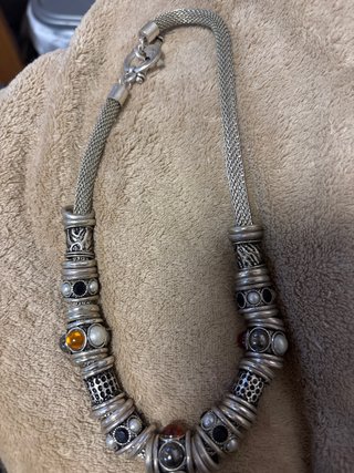 Collar de diseño con abalorios