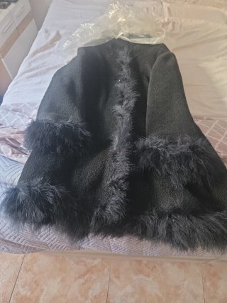 Abrigo Negro con Detalles de Pelo