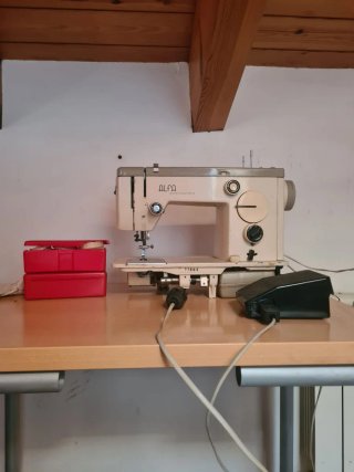 Máquina de coser antigua Alfa (años 70)