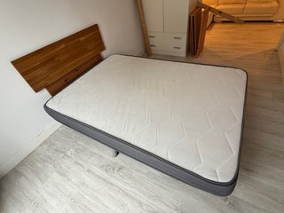 Cama (base, colchon y cabecero). En buen estado.