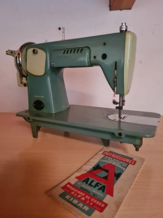 Máquina de coser antigua Alfa Royale (años 60)