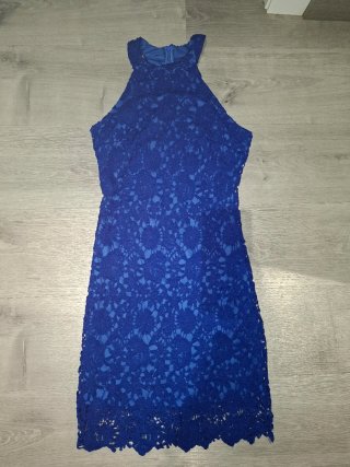 Vestido de fiesta azul con encaje