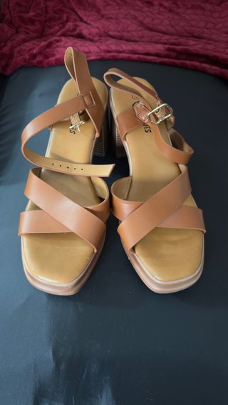 Sandalias Marrones Cruzadas de Tacón