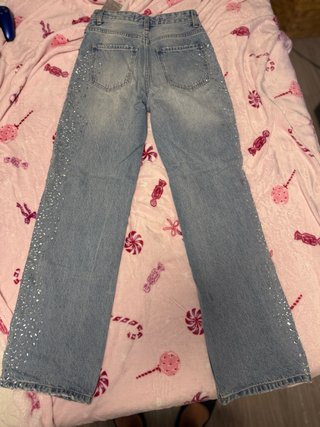 Pantalones vaqueros con pedrería lateral