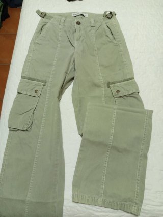 Pantalón cargo Bershka verde oliva
