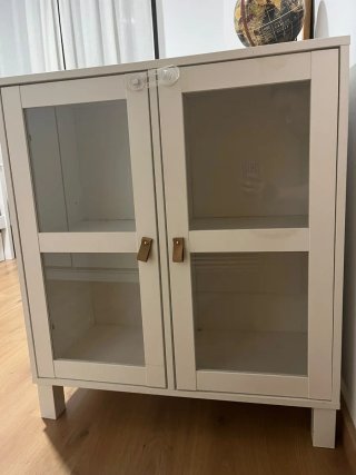 Mueble auxiliar blanco con puertas de cristal