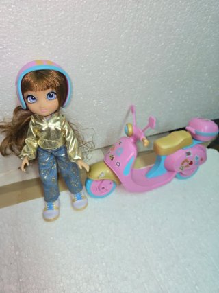 Muñeca con Moto de Juguete