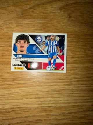 Cromo Yusi - Deportivo Alavés (Panini 26/27)