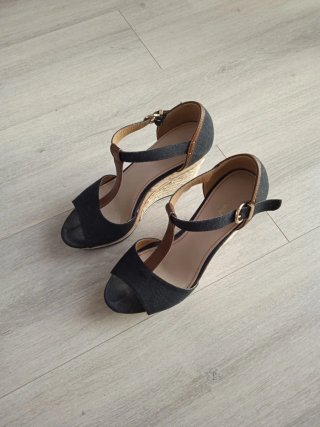 Sandalias de cuña, en buen estado