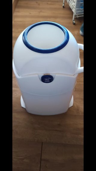 Contenedor de pañales blanco y azul marca Chicco.