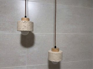2 Lámparas colgantes de piedra y madera