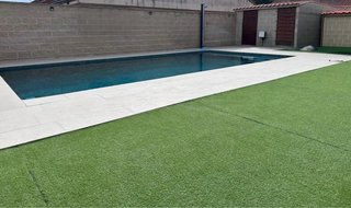 Chalet pareado con piscina y parcela de 500 m²