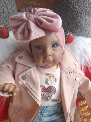 Bebé Reborn con chaqueta rosa