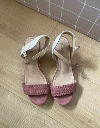 Sandalias con cuña y detalle trenzado