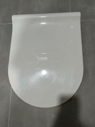 Tapa de inodoro blanca