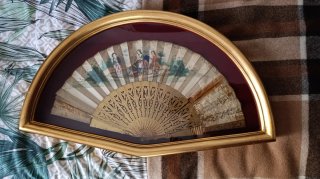Cuadro decorativo con abanico antiguo