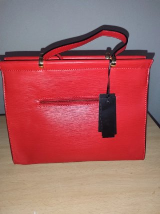 Bolso de mano rojo, con cartera incluida