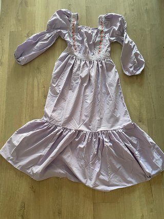 Vestido largo morado con detalles florales