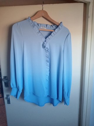 Camisa azul con volantes