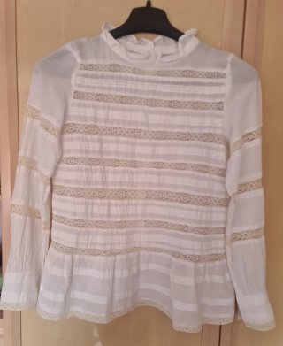 Blusa blanca manga larga con encaje