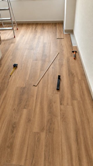 Servicio de instalación de tarimas y vinílicos