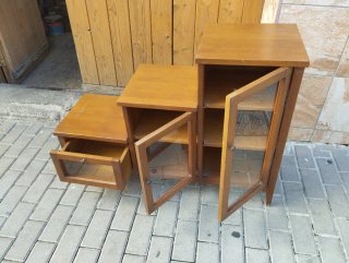 Mueble Escalonado de Madera con Vitrinas