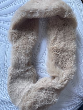 Cuello de Pelo Sintético Beige