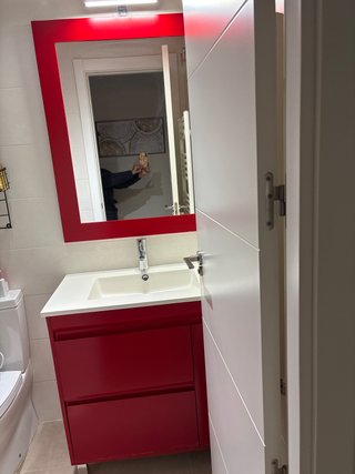 Espejo de baño y luz led, lavabo y grifo.
