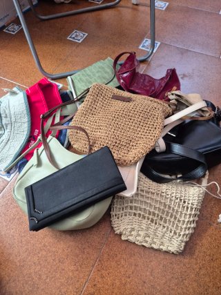 Bolsos y gorros