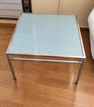 Mesa auxiliar de cristal y metal