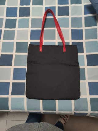 Bolso Tote Negro con Asas Rojas