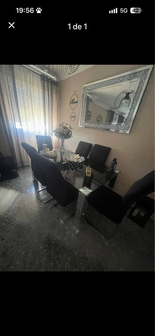 Mesa de comedor de cristal y metal