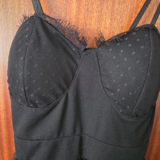 Vestido Negro con Encaje y Tul Plumeti