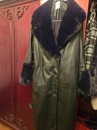 Abrigo Negro Bershka con Detalles de pelo.