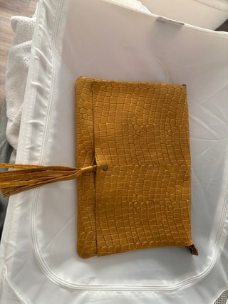 Bolso cartera de Piel color Mostaza con asa larga