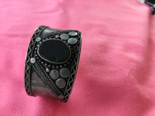 Brazalete Plateado con Piedra Negra