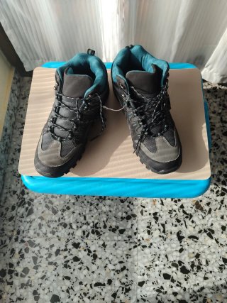 Botas de montaña negras y azul turquesa