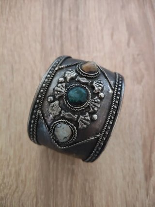 Brazalete de estilo artesanal