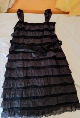 Vestido negro con volantes