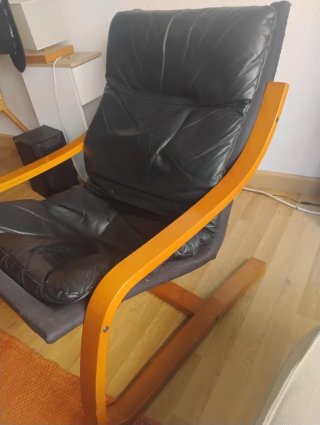 Butaca mecedora de madera y cuero sintético